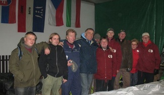 Kisaisäntä Frantisek Harasta (Brno Slopek-seura) keskellä