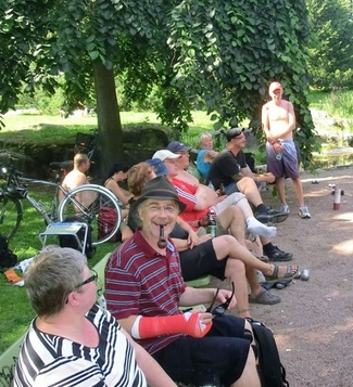 Olli loukkasi kätensä fillarikolarissa ja oli tänä vuonna selostajan roolissa